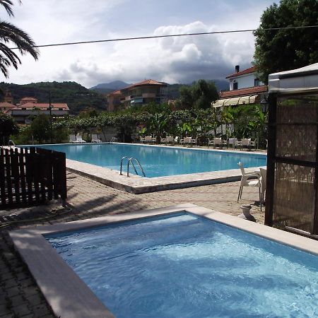 Bike And Breakfast Apartments Pietra Ligure Bagian luar foto