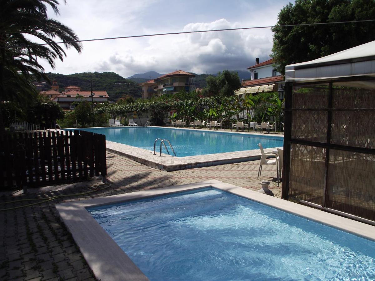 Bike And Breakfast Apartments Pietra Ligure Bagian luar foto