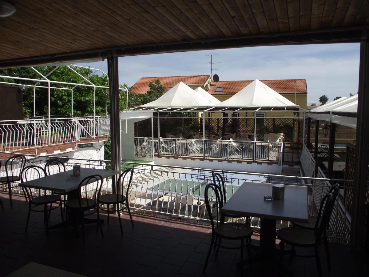 Bike And Breakfast Apartments Pietra Ligure Bagian luar foto