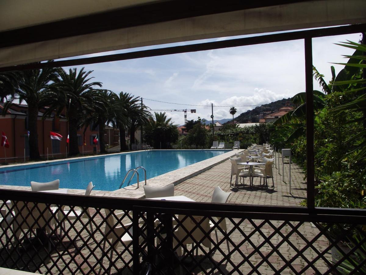 Bike And Breakfast Apartments Pietra Ligure Bagian luar foto