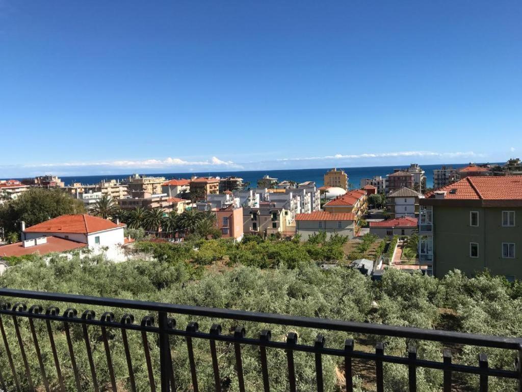 Bike And Breakfast Apartments Pietra Ligure Bagian luar foto