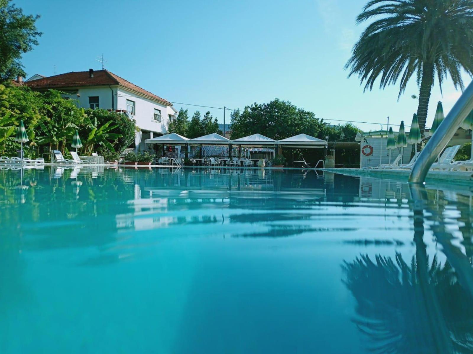 Bike And Breakfast Apartments Pietra Ligure Bagian luar foto